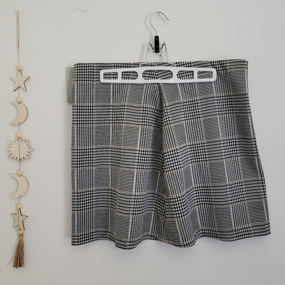H&M Jersey Mini Skirt Black Plaid - Picture 3 of 6